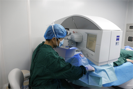 近視手術后為什么要戴偏光鏡? 近視手術后為什么要戴偏光鏡?